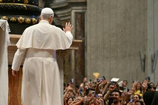 Papst Leo XIV. hat angesichts des "neuen Zeitalters" der Künstlichen Intelligenz dazu aufgerufen, die menschliche Würde im Internet zu wahren.