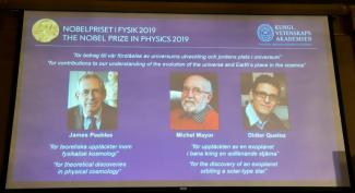Der Physik-Nobelpreis geht an den kanadisch-amerikanischen Kosmologen James Peebles sowie an die beiden Schweizer Forscher Michel Mayor and Didier Queloz. Sie hätten maßgeblich zum Verständnis des Universums beigetragen, teilte die Wissenschaftsakademie in Stockholm mit.