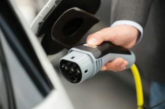Die Industrie warnt bei einem Elektroauto-Boom vor einer Rohstoffknappheit in Deutschland. "Bei den Rohstoffen für den Bau von Batterien für Elektroautos sei die Wirtschaft völlig auf Importe angewiesen, heißt es von der Deutschen Rohstoffagentur.