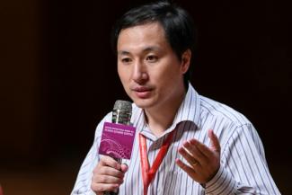 Mehr als ein Jahr nach der Geburt der mutmaßlich ersten genetisch veränderten Babys ist der chinesische Wissenschaftler He Jiankui zu einer Haftstrafe verurteilt worden.