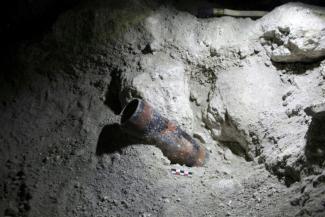 Cette photo non datée, publiée par le ministère guatémaltèque de la Culture le 29 mai 2025, montre un pot découvert sur le site archéologique d'Uaxactún, dans le département de Petén, au Guatemala