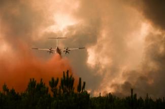 Der Südwesten Europas erlebt dieses Jahr eine rekordverdächtige Waldbrand-Saison. Allein in Frankreich seien seit Jahresbeginn durch die Brände geschätzt mehr als eine Million Tonnen Kohlendioxid freigesetzt worden, teilte das Erdbeobachtungsprogramm Copernicus mit.