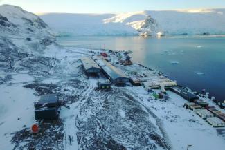 Photo prise le 21 avril 2019 et diffusée par la Marine brésilienne montrant une vue aérienne de la nouvelle station Antarctique Comandante Ferraz, un complexe de 4.500 m2 situé sur l'île du Roi-George, la plus grande de l'archipel des Shetland du Sud.