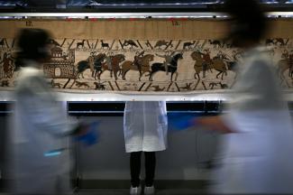 Deutschland hat zwei Fragmente des berühmten Wandteppichs von Bayeux an Frankreich zurückgegeben. Sie waren im Archiv eines deutschen Textilspezialisten gefunden worden.