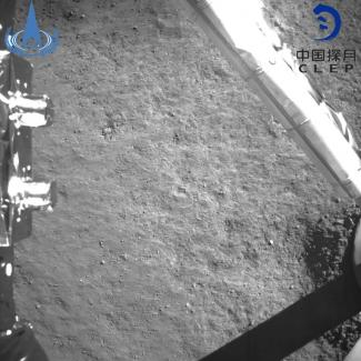 Photo de la face cachée de la Lune prise par la mission Chang'e-4 et fournie par l'Agence spatiale chinoise, le 3 janvier 2019