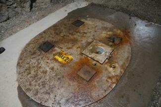 Une zone d'essai et la copie du couvercle d'un conteneur destiné au combustible nucléaire radioactif usagé, à Eurajoki, le 18 mai 2026