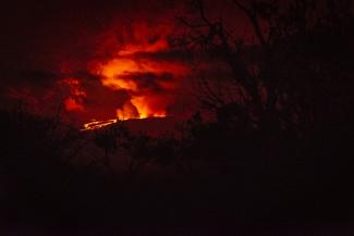 De la lave s'échappe du Mauna Loa, plus gros volcan actif du monde, le 28 novembre 2022, après 38 ans sans éruption.