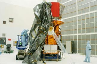 Photo fournie par la NASA le 31 juillet 2004 du télescope Swift en cours de déballage dans un hangar de la base de l'US Air Force de Cap Canaveral, au Kennedy Space Center, en Floride