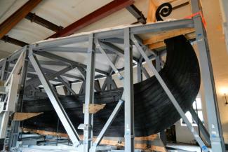 L'Oseberg, embarcation viking vieille de 1.200 ans, lors de la préparation de son transfert dans une annexe spécialement construite du Musée de l'Age viking d'Oslo, le 1er septembre 2025