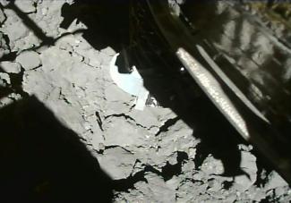 Photo prise quelques secondes avant que la sonde japonaise Hayabusa 2 ne se pose sur l'astéroïde Ryugu, le 11 juillet 2019