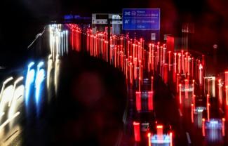 Ein Tempolimit von 120 Stundenkilometern auf Deutschlands Straßen könnte einer Studie zufolge die Zahl der Verkehrstoten um rund ein Drittel senken. Zu diesem Ergebnis kommt eine Forscherin der Ruhr-Universität Bochum nach Auswertung von Daten.
