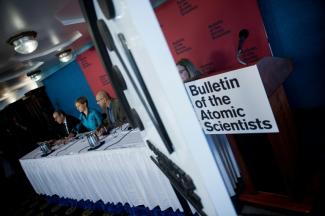 Des membres du Bulletin des scientifiques atomistes présentent l'horloge de l'apocalypse, le 25 janvier 2018 à Washington