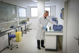 Le major de gendarmerie Christophe Briffa manipule des échantillons de bois brûlé à l'Institut de recherche criminelle de la gendarmerie nationale (IRCGN), à Cergy-Pontoise