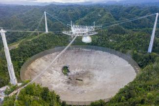 Vue aérienne du télescope avec un trou de 30 mètres dans la parabole, le 19 novembre 2020 à Arecibo, à Porto Rico