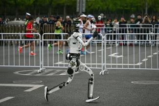Ein humanoider Roboter hat bei einem Halbmarathon in China alle Läufer aus Fleisch und Blut hinter sich gelassen und sogar den derzeitigen Weltrekord klar gebrochen. Der Roboter brauchte für die rund 21 Kilometer 50 Minuten und 26 Sekunden.