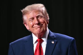 US-Präsident Donald Trump hat allen gedroht, die weiterhin von "Künstlicher Intelligenz" (KI) sprechen. Wer nicht den neuen Begriff "Superintelligenz" nutze, sei nach Ansicht des Weißen Hauses "ein Feind", erklärte Trump.