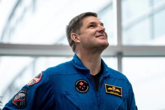 L'astronaute canadien Jeremy Hansen dans la rotonde du siège de l'Agence spatiale canadienne à Longueuil, au Québec, le 14 mai 2026 au Canada