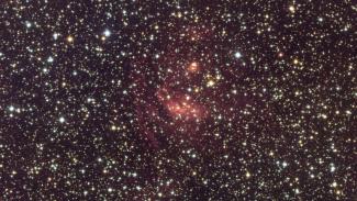 Image diffusée le 23 juin 2026 par l’Agence spatiale européenne et prise le 23 mars 2025 pendant 26 heures par la caméra optique VIS de la sonde Euclid, à laquelle des couleurs ont été ajoutées à partir d’observations réalisées durant l’été 2025 avec la caméra MegaCam du télescope Canada-France-Hawaï (CFHT-Megacam) à Hawaï, montre le centre de notre Voie lactée