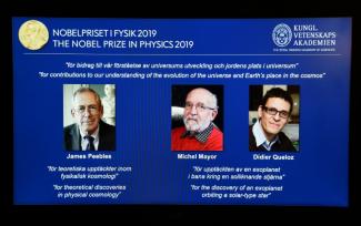 Der Physik-Nobelpreis geht an den kanadisch-amerikanischen Kosmologen James Peebles sowie an die beiden Schweizer Forscher Michel Mayor and Didier Queloz. Sie hätten maßgeblich zum Verständnis des Universums beigetragen, teilte die Jury mit.