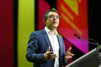 Christophe Clergeau, député européen du Parti socialiste (PS), prend la parole lors d'un meeting électoral à Saint-Herblain, dans l'Ouest de la France, le 13 avril 2024