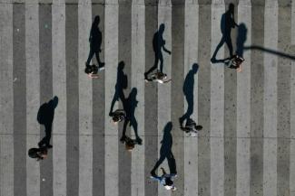 L'ensemble des humains, rien qu'en marchant, se déplace beaucoup plus chaque jour que tous les animaux sauvages terrestres, selon une étude