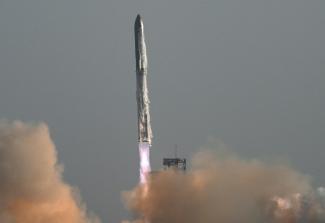 Nach Explosionen bei mehreren Testflügen der Mega-Rakete Starship hat das US-Raumfahrtunternehmen SpaceX einen neunten Testflug gestartet. Die Riesenrakete hob am Dienstag um 18.36 Uhr Ortszeit (01.36 Uhr MESZ) vom unternehmenseigenen Weltraumbahnhof Starbase in Texas ab.