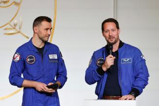 Der französische Astronaut Thomas Pesquet soll als erster Europäer das Kommando einer US-Mission zur Internationalen Raumstation ISS übernehmen. "In 65 Jahren bemannter Raumfahrt hat es noch nie einen Nicht-Amerikaner am Steuer eines US-Raumschiffs gegeben", sagte Pesquet.