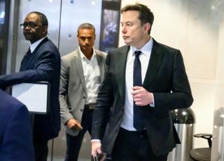 Elon Musk arrive au tribunal fédéral d'Oakland, en Californie, le 30 avril 2026