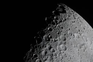 Cette image diffusée le 7 avril 2026 par la NASA montre une portion de la Lune apparaissant au niveau du terminateur – la limite entre le jour et la nuit lunaires – depuis le vaisseau spatial Orion le 6 avril 2026