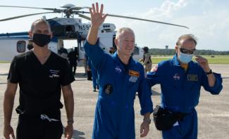 Photo diffusée par la Nasa de l'astronaute Douglas Hurley avant d'embarquer avec son compatriote Robert Behnken dans un avion à destination de Houston, le 2 août 2020 après leur amerrissage à bord de la capsule Crew Dragon de SpaceX dans le Golfe du Mexique