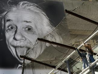 Ein Manuskript des Physikers Albert Einstein zur Relativitätstheorie wird am Dienstag in Paris versteigert. Der Wert des Dokuments, das der Nobelpreisträger in den Jahren 1913 und 1914 in Zürich verfasste, wird auf zwei bis drei Millionen Euro geschätzt.