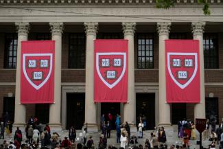 Eine US-Bundesrichterin hat die von Präsident Donald Trump verkündeten Einreiseverbote für neue ausländische Studenten der Eliteuniversität Harvard vorerst blockiert.