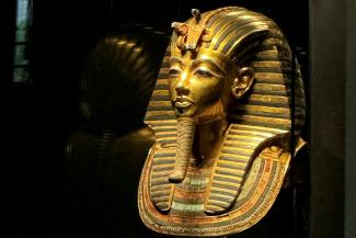 Le masque funéraire en or de l'ancien roi égyptien Toutânkhamon exposé au musée du Caire, le 11 juin 2025
