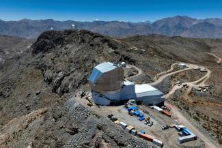 Vue aérienne de l'observatoire Vera C. Rubin situé sur la colline Pachon, dans la région de Coquimbo, au Chili, le 24 janvier 2024