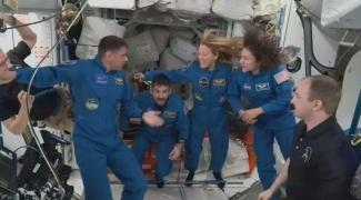 Einen Monat nach der vorzeitigen Rückkehr einer ISS-Crew aus medizinischen Gründen ist die Nachfolge-Besatzung an der Internationalen Raumstation angekommen.