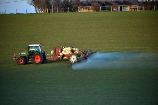 Un agriculteur traite un champ avec des pesticides, le 10 décembre 2016, près de Trébons sur la Grasse, en Haute-Garonne