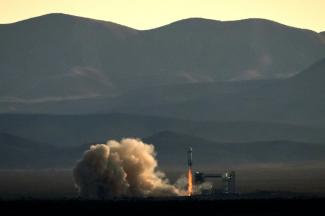 Zwei Deutsche fliegen demnächst mit einer Rakete von Amazon-Gründer Jeff Bezos ins All. Die Raumfahrtingenieure Michaela Benthaus und Hans Königsmann sind Teil der sechsköpfigen Besatzung der "New Shepard"-Rakete.