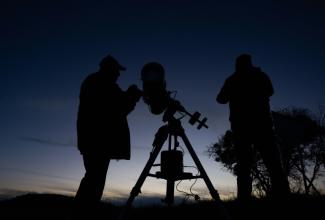 Des astronomes amateurs, près de Vienne en Autriche, le 12 octobre 2024