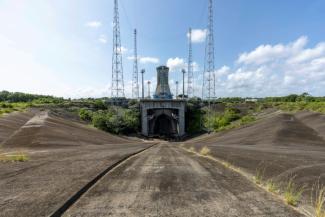 L'entrée d'un ancien site de lancement de fusées à Kourou, en Guyane française, le 13 février 2026