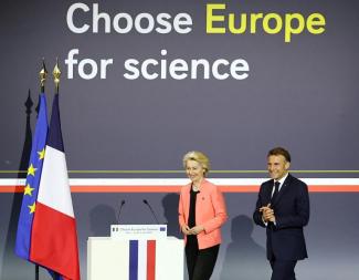 Le président Emmanuel Macron et la présidente de la Commission européenne, Ursula von der Leyen lors de la conférence "Choose Europe for Science" à l'Université de la Sorbonne, le 5 mai 2025 à Paris