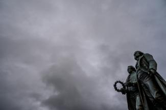 Rund 200 Jahre nach dem Tod Johann Wolfgang von Goethes haben Forscher eine gut erhaltene Ameise in dessen Bernsteinsammlung entdeckt. Wie die Universität Jena mitteilte, fanden Biologen in einem der Stücke das rund 40 Millionen Jahre alte Fossil.