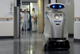 Le robot Franzi nettoie l'entrée de la clinique de Munich Neuperlach, dans le sud de l'Allemagne, le 12 février 2021