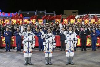 Auf dem Weg zu einem weiteren Meilenstein der chinesischen Raumfahrthistorie haben drei Taikonauten die bisher längste bemannte Mission an Bord der Raumstation "Tiangong" begonnen. Sie landeten an der Station, wo sie sechs Monate verbringen sollen.