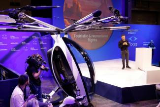 L'inventeur Franky Zapata présente son "AirScooter" à Paris le 14 juin 2023