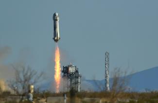 Une fusée New Shepard de Blue Origin décolle d'un site de lancement au Texas, le 31 mars 2022