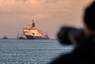 Der deutsche Forschungseisbrecher "Polarstern" hat nach mehr als 40 Jahren im Dienst inzwischen eine Entfernung von zwei Millionen Seemeilen zurückgelegt - das entspricht rund 3,7 Millionen Kilometern. Das teilte das Alfred-Wegner-Institut mit.