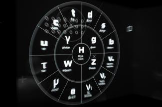 Une projection représentant des particules élémentaires, avec le boson de Higgs au centre, visible à l'Organisation européenne pour la recherche nucléaire (Cern), le 19 avril 2023 à Genève