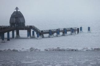 Langanhaltender Ostwind hat den Wasserstand der Ostsee auf historisch niedriges Niveau sinken lassen. Nach Angaben des Leibniz-Instituts für Ostseeforschung ist er aktuell so niedrig wie nie seit Beginn der kontinuierlichen Messungen im Jahr 1886.