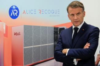 Le président Emmanuel Macron, le 22 mai 2026 à Bruyères-le-Châtel, au sud de Paris