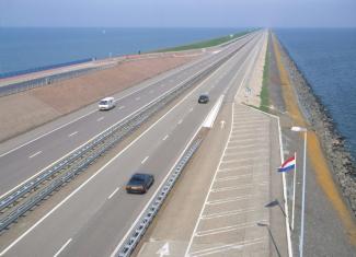 La digue de l'Afsluitdijk près de Den Oever, en avril 2004, aux Pays-Bas